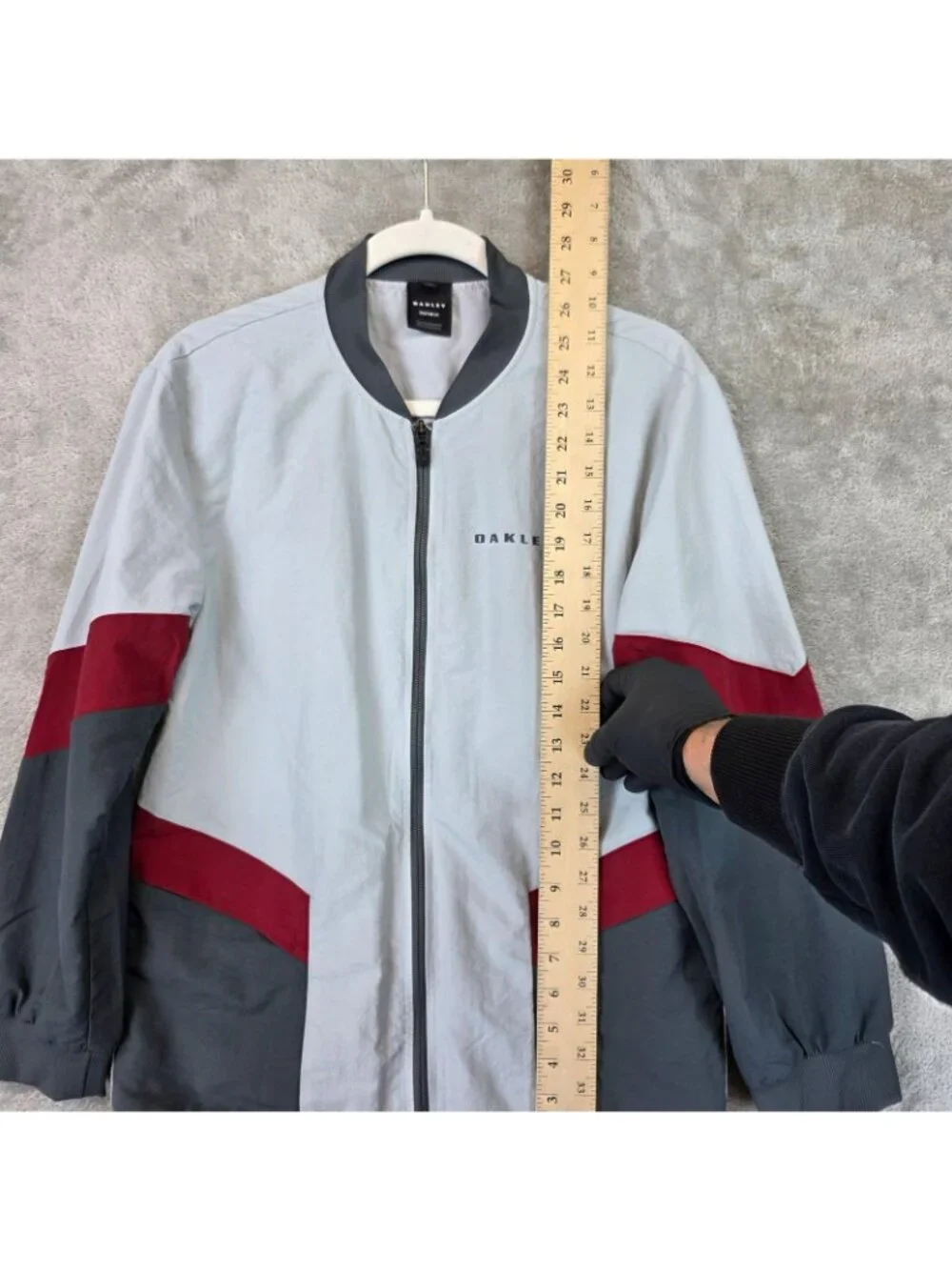 Oakley Jacket Mens Small Gray Red Colorblock Full Zip Lightweight Windbreaker